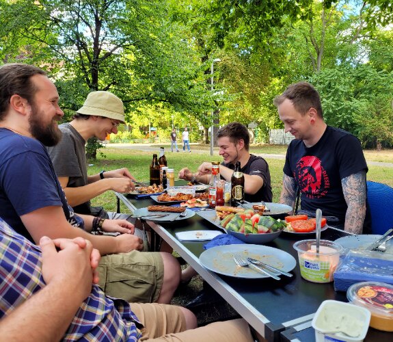 NOVAGO-Mitarbeitende beim Grillen